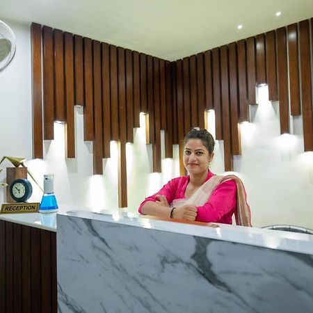 Hotel Js Souvenir Dehradun Eksteriør billede