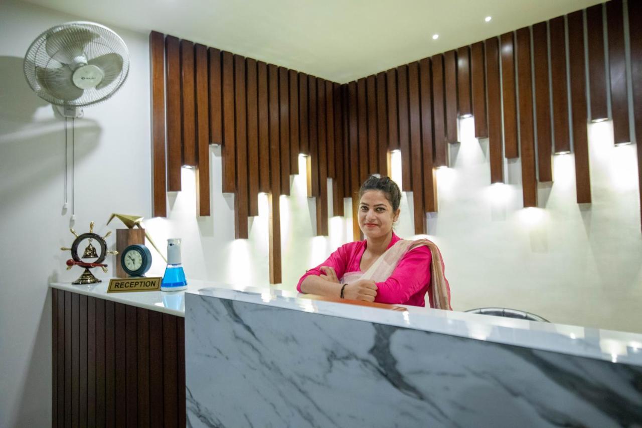Hotel Js Souvenir Dehradun Eksteriør billede